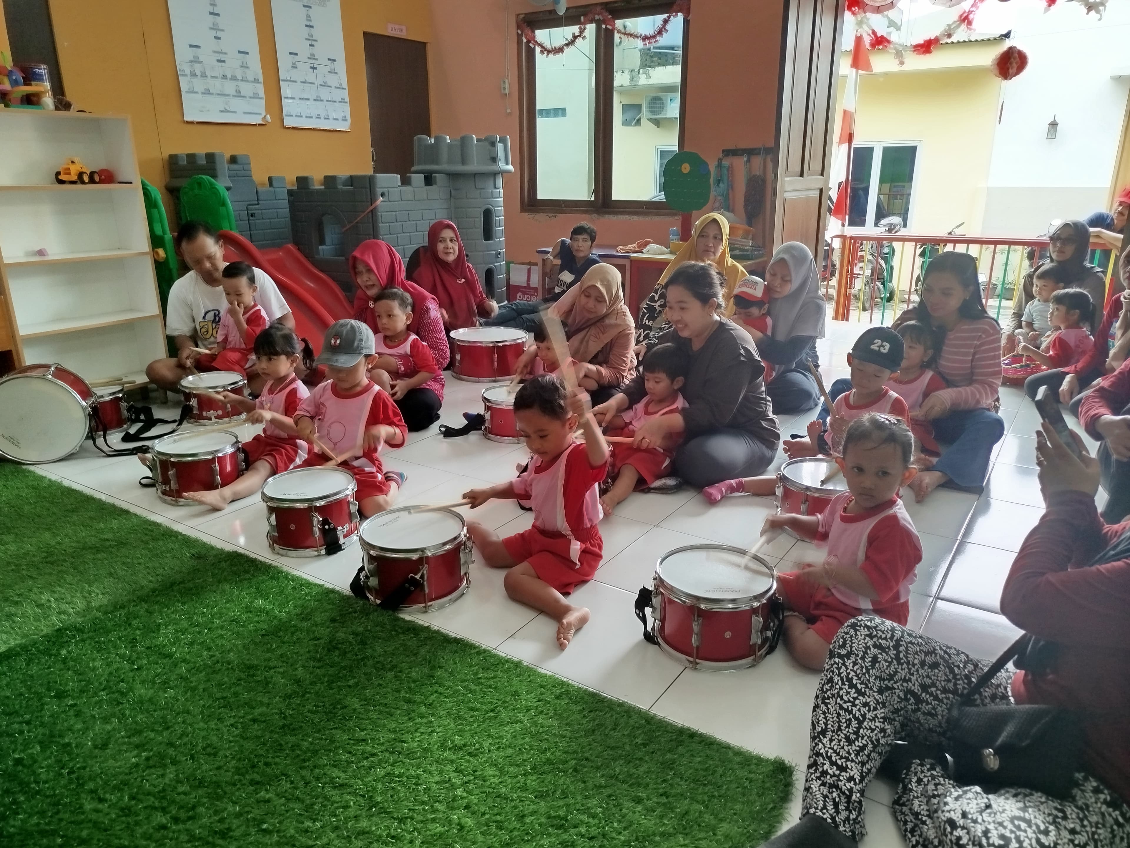 Anak-anak belajar musik di PAUD