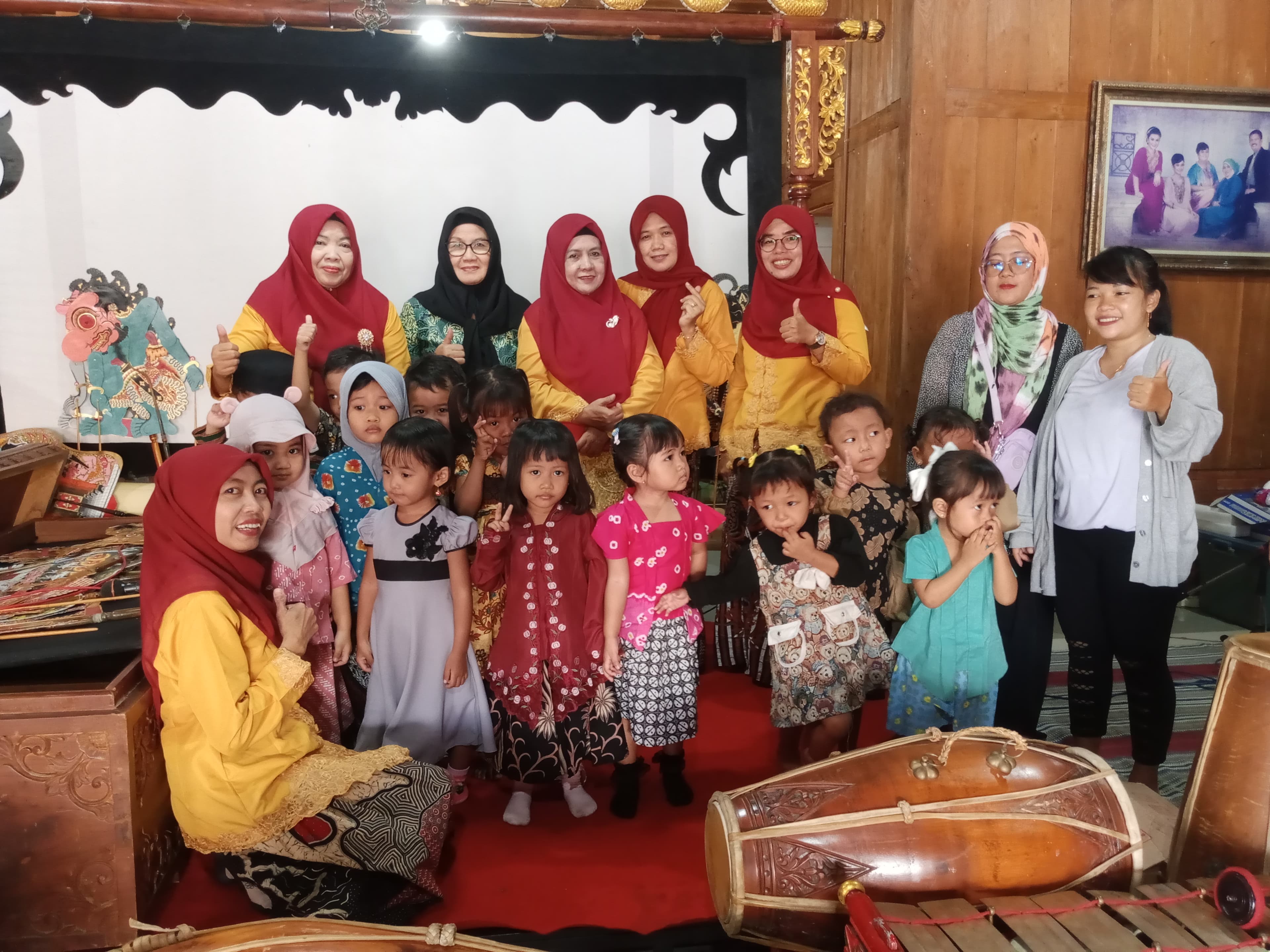 Menonton pertunjukan tradisional